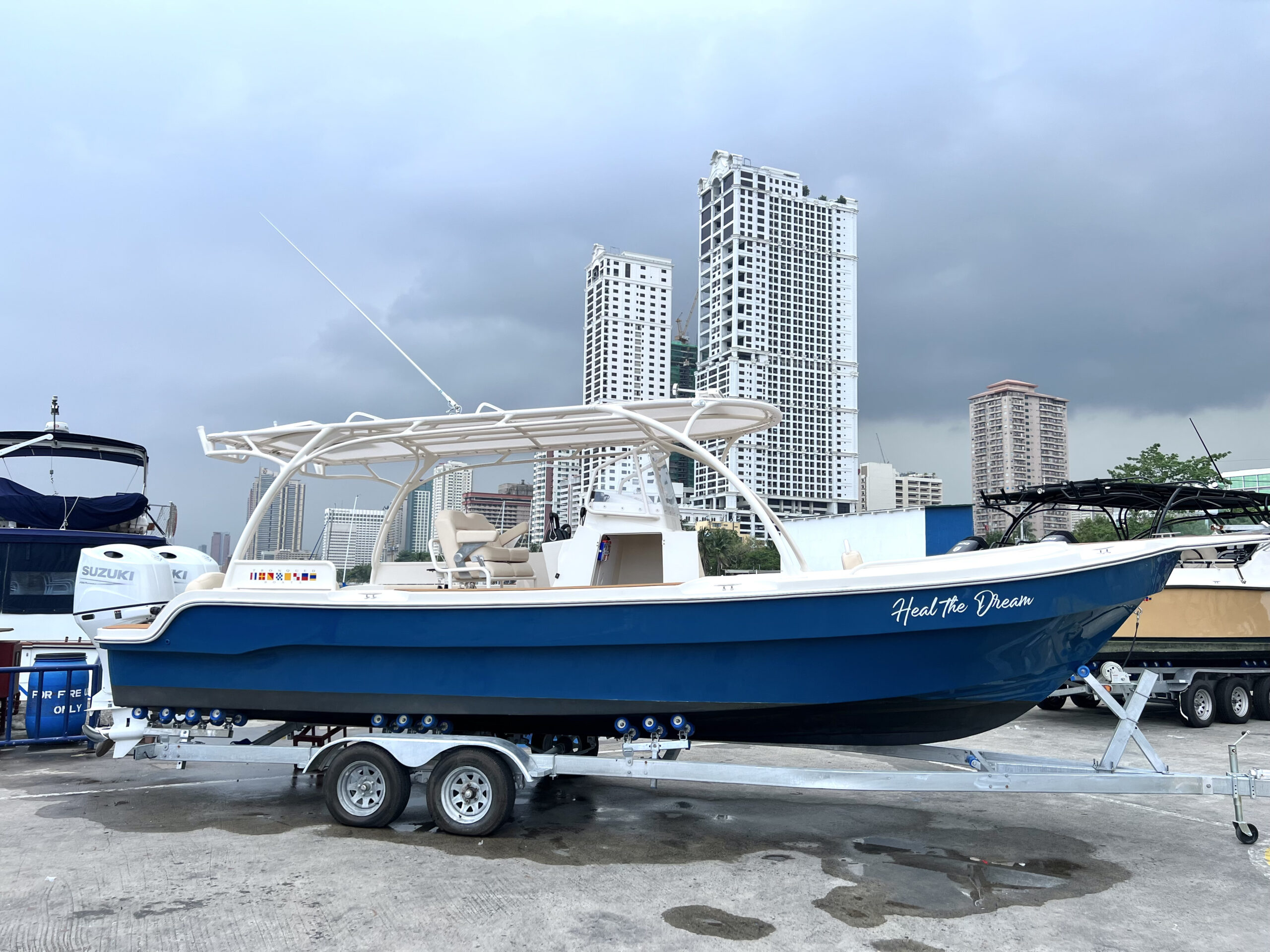 28 seafarer boat in white and blue